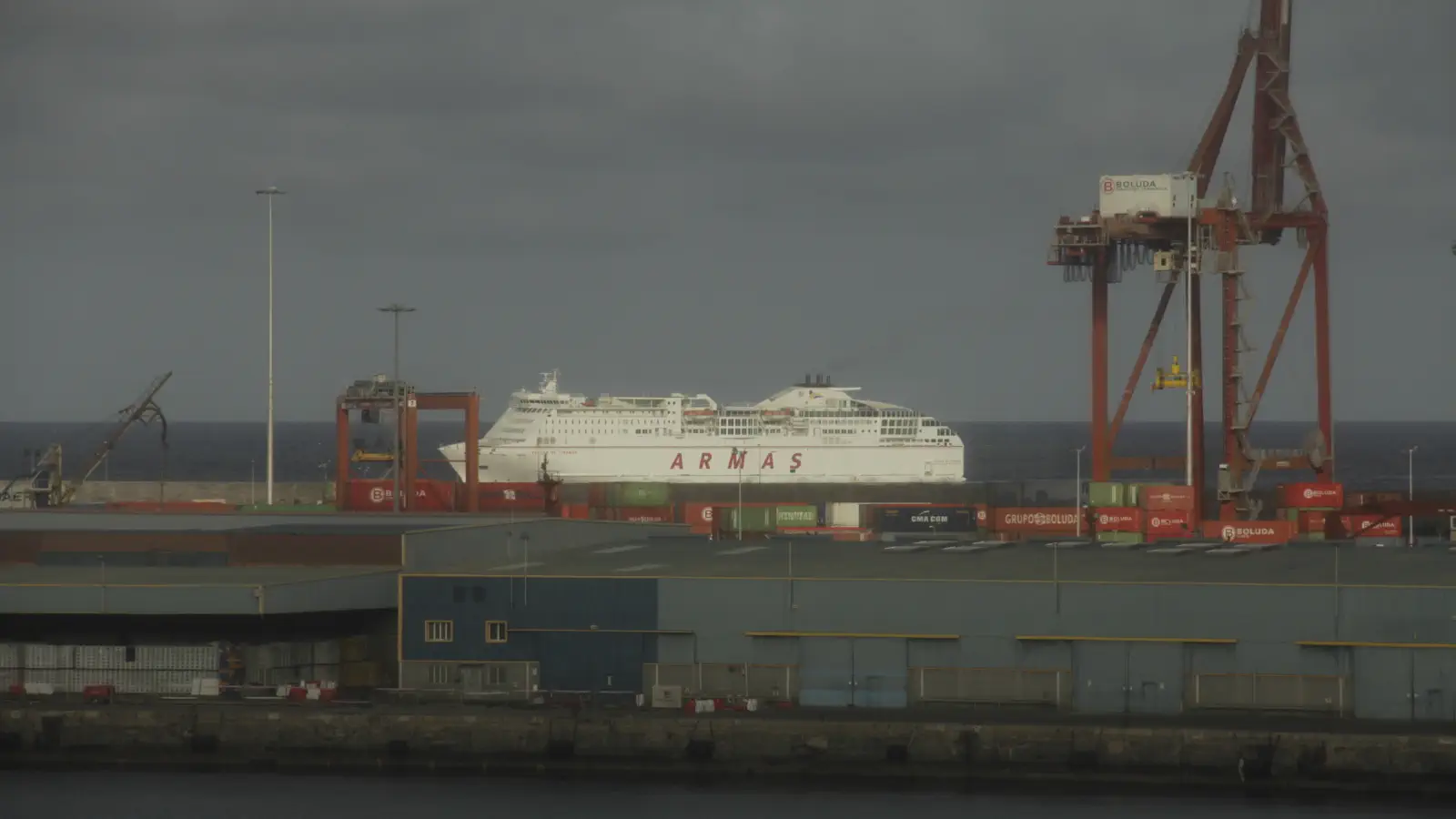 Veerboot Armas Volcan de Tinamar die de haven van Las Palmas naar Gran Canaria binnenvaart.