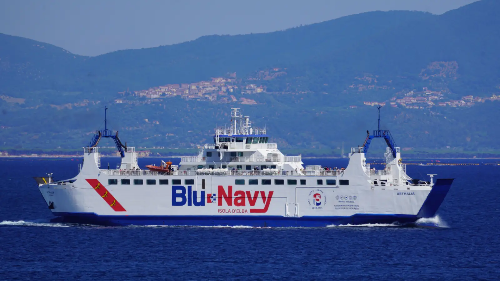 De Blu Navy Veerboot Aethalia vaart tussen Piombino en Portoferraio naar het eiland Elba.