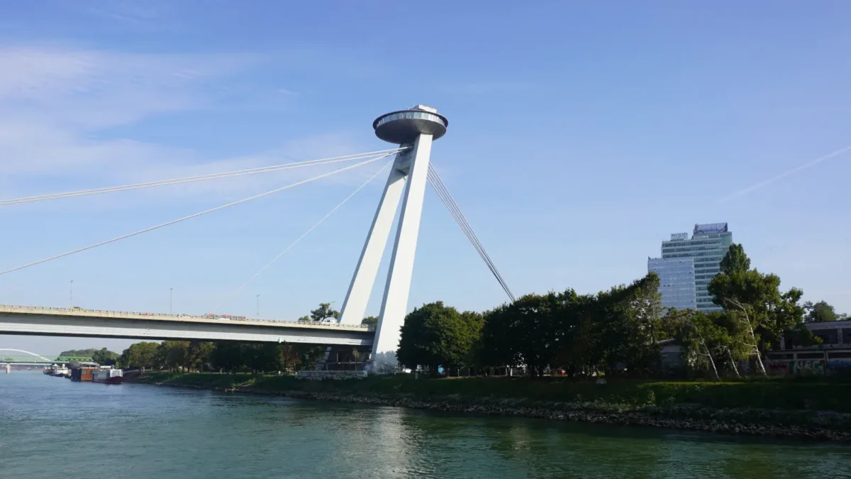 Het UFO-kijkplatform naar de Nationale Opstandbrug in Bratislava.