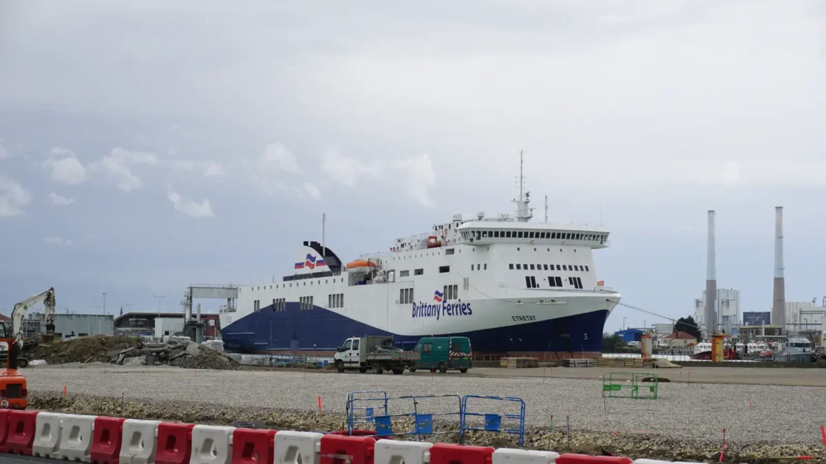 Veerboot De Brittany Ferries Etretat in de haven van Le Havre.