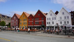 Bryggen in Bergen is een historische havenwijk met kleurrijke houten huizen die op de Werelderfgoedlijst van UNESCO staat en bekend staat om zijn Hanzegeschiedenis.
