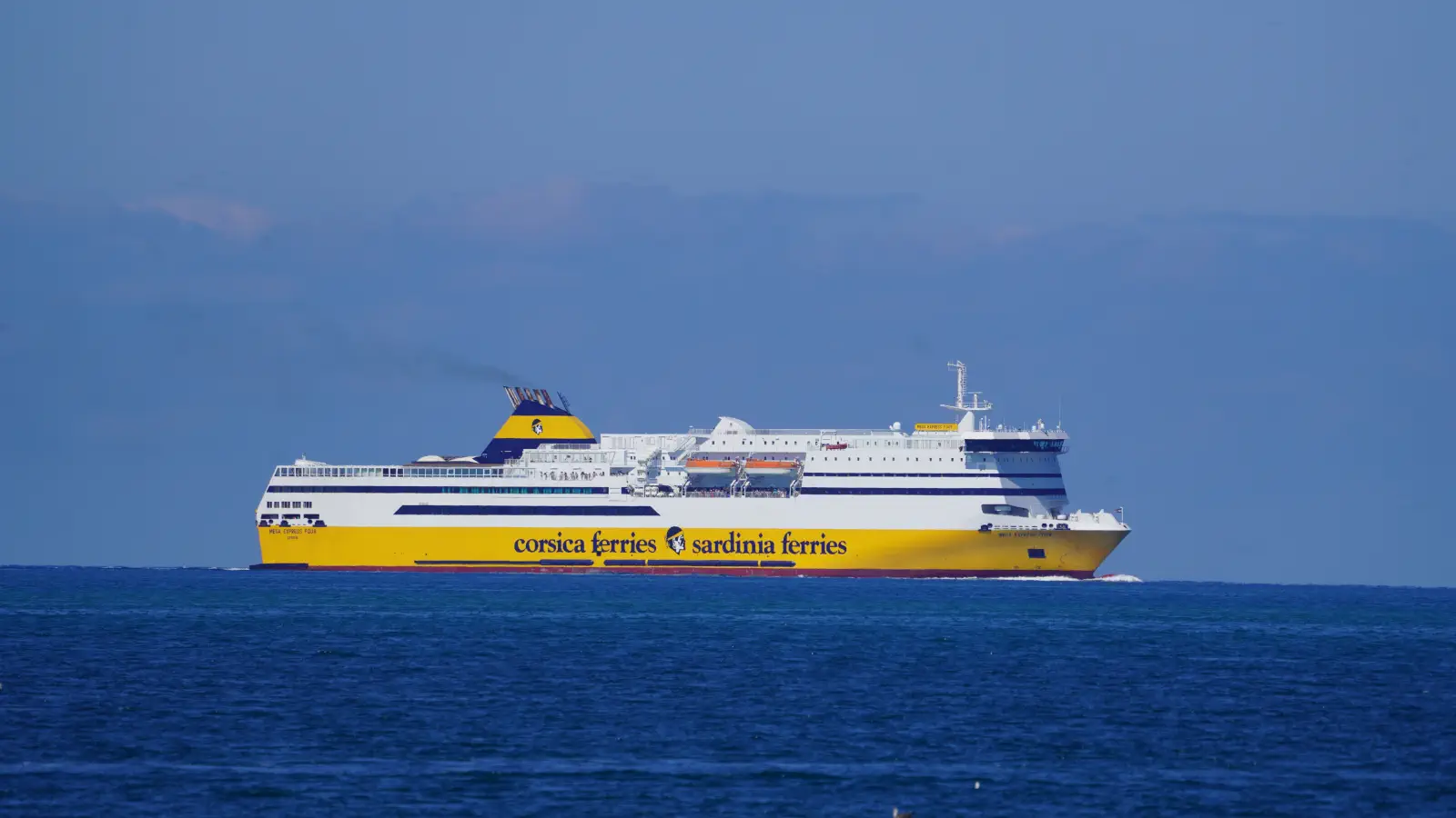 De Veerboot Mega Express Four van Corsica Ferries vaart tussen Savona, Bastia en Livorno.