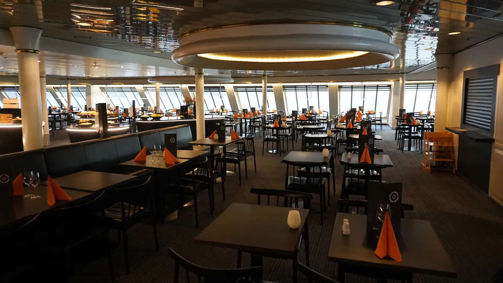 Veerboot Uitzicht op het buffetrestaurant op de DFDS Crown Seaways.