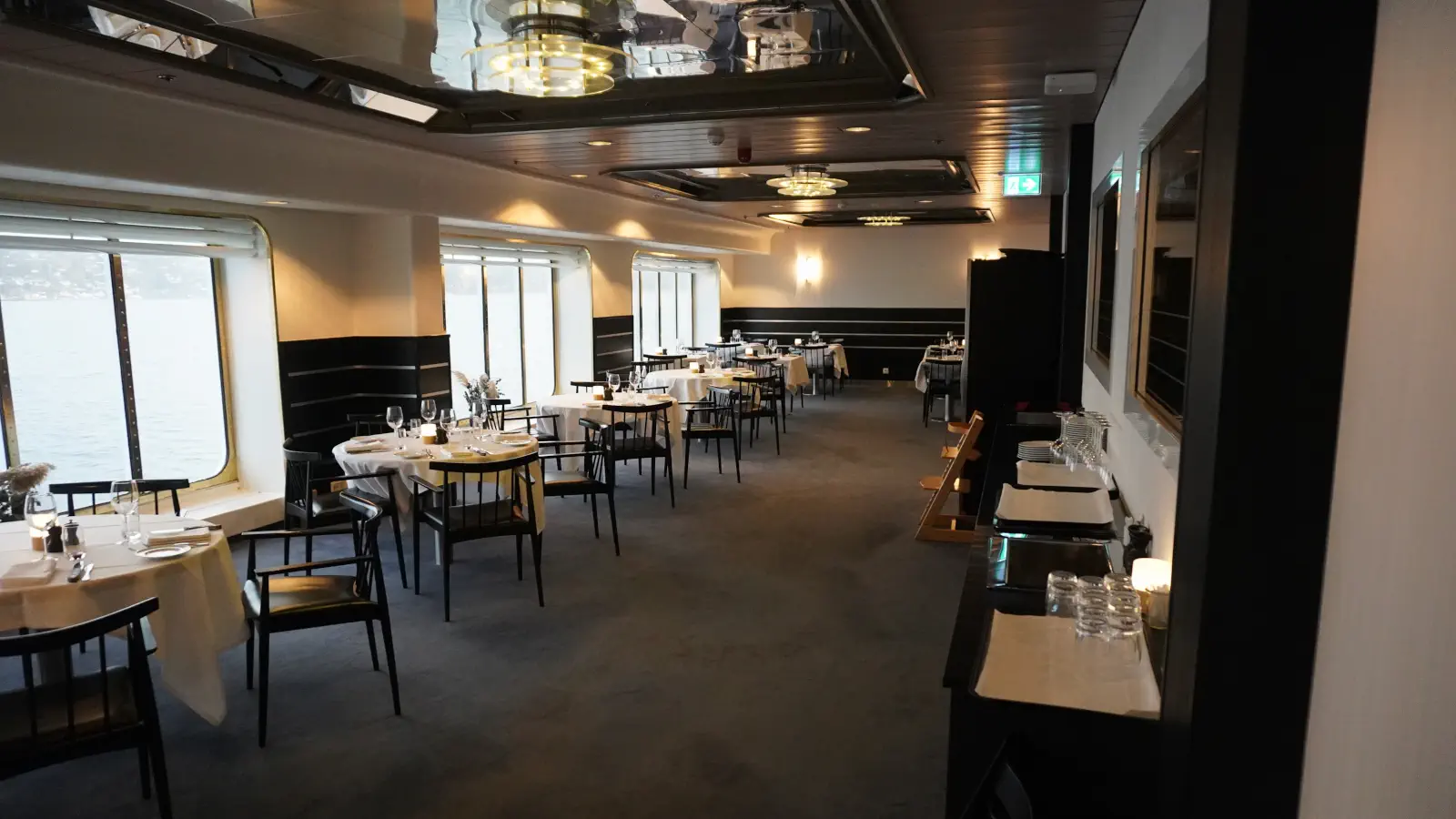 Veerboot Het Explorer restaurant op de DFDS Crown Seaways.