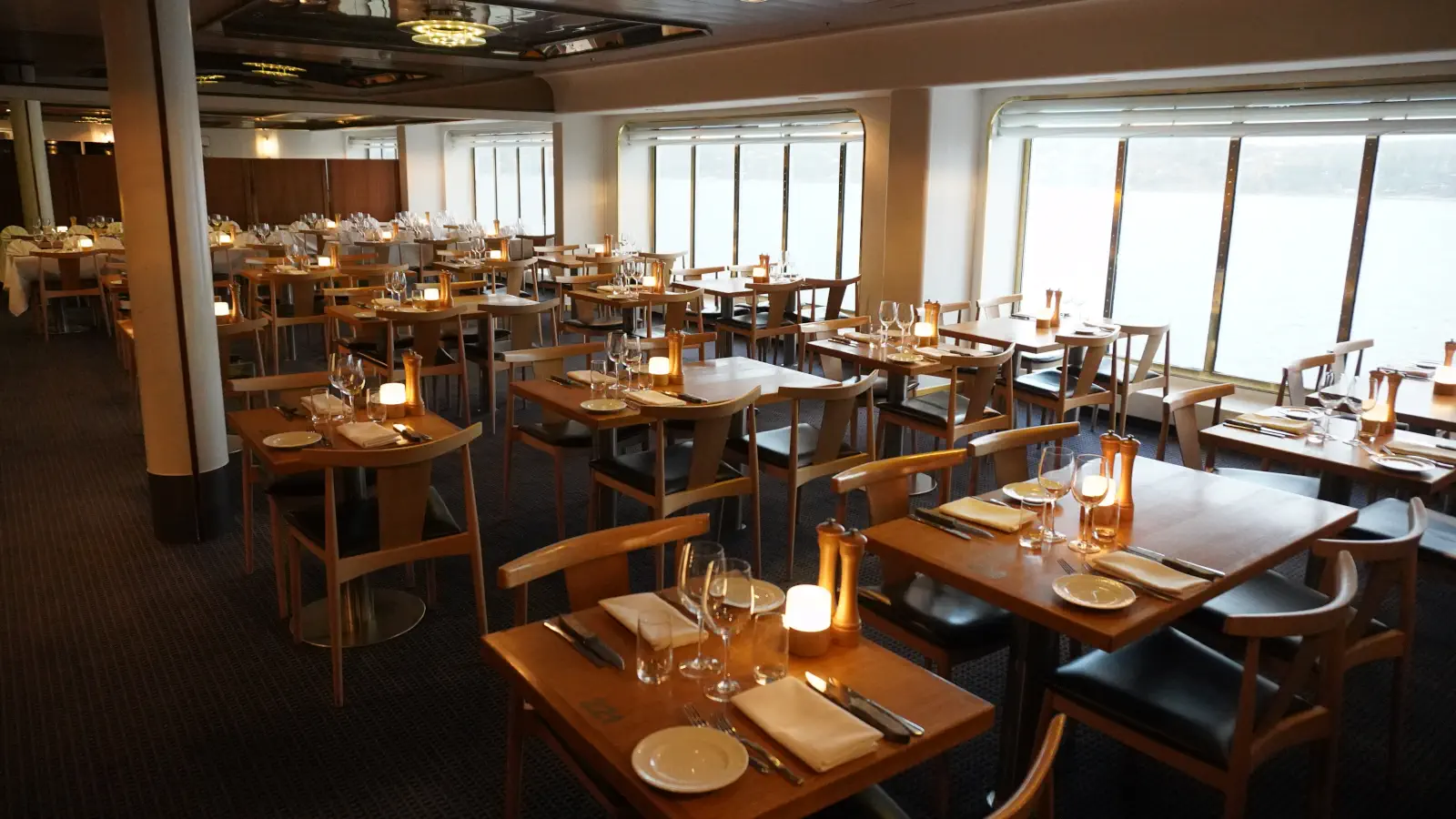 Veerboot Uitzicht in een van de restaurants op de DFDS- Crown Seaways tijdens de overtocht van Kopenhagen via Frederikshavn naar Oslo.