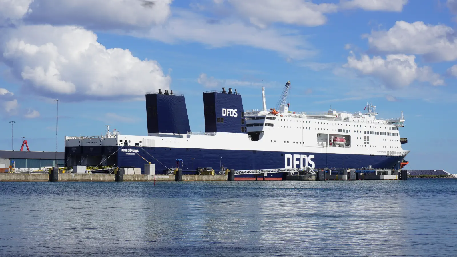 De Veerboot Aura Seaways van DFDS in Karlshamn.