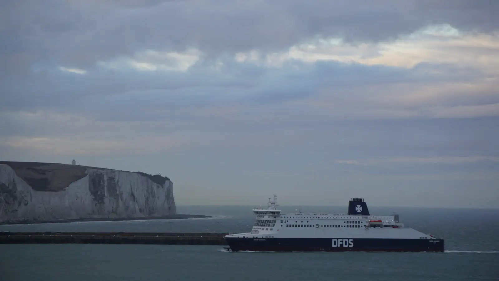 Veerboot De DFDS Seaways vaart de veerhaven van Dover binnen.
