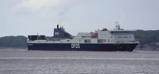 Veerboot De DFDS- Victoria Seaways komt aan in de haven van Kiel.