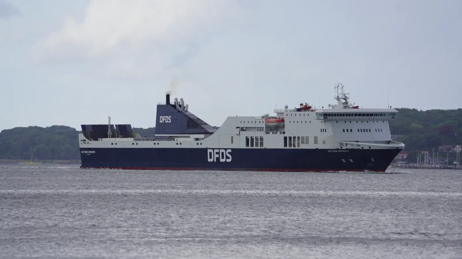 Veerboot De DFDS- Victoria Seaways komt aan in de haven van Kiel.