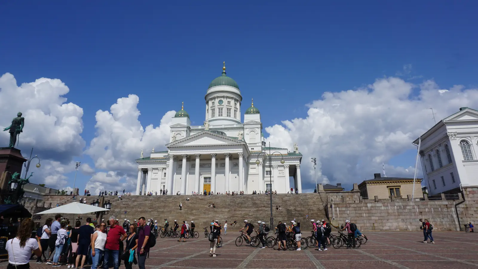 Uitzicht op de kathedraal van Helsinki vanaf het Senaatsplein.