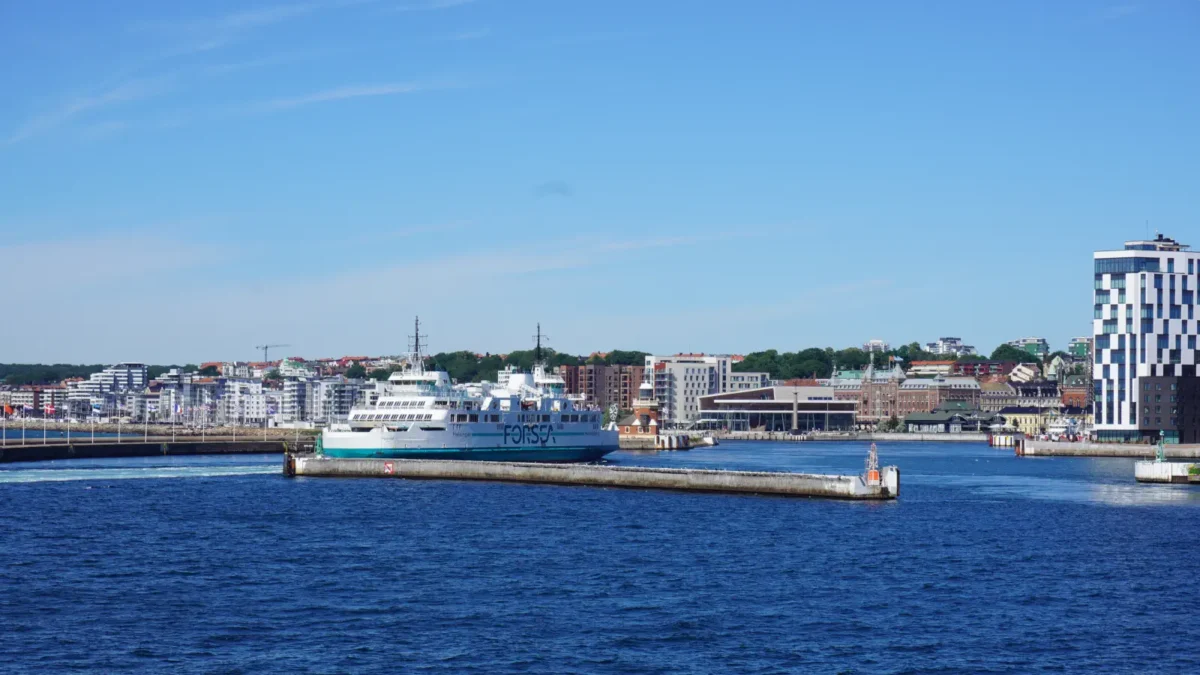 Uitzicht naar de veerhaven van Helsingborg in Zweden.