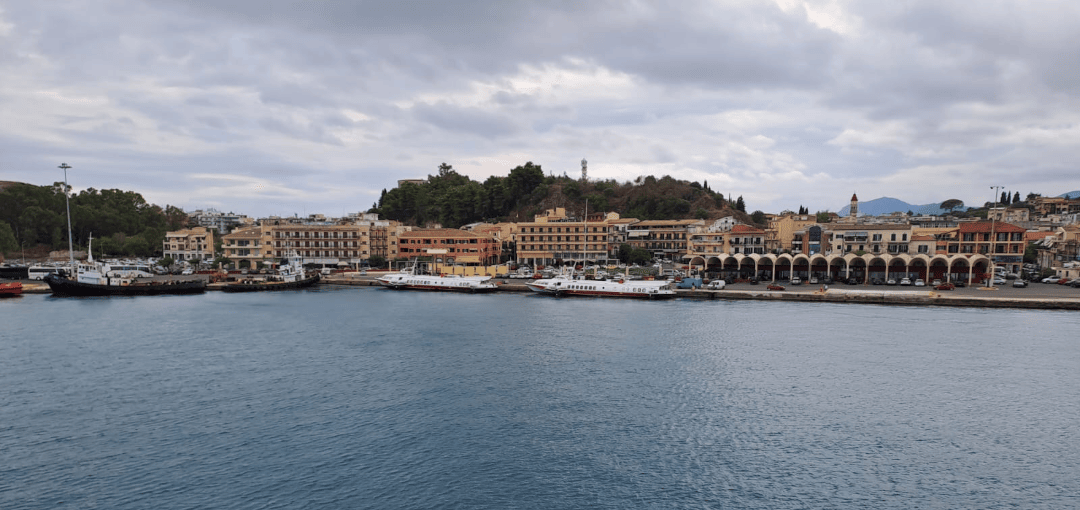 Snelle veerboten Corfu-Saranda in de haven van Corfu