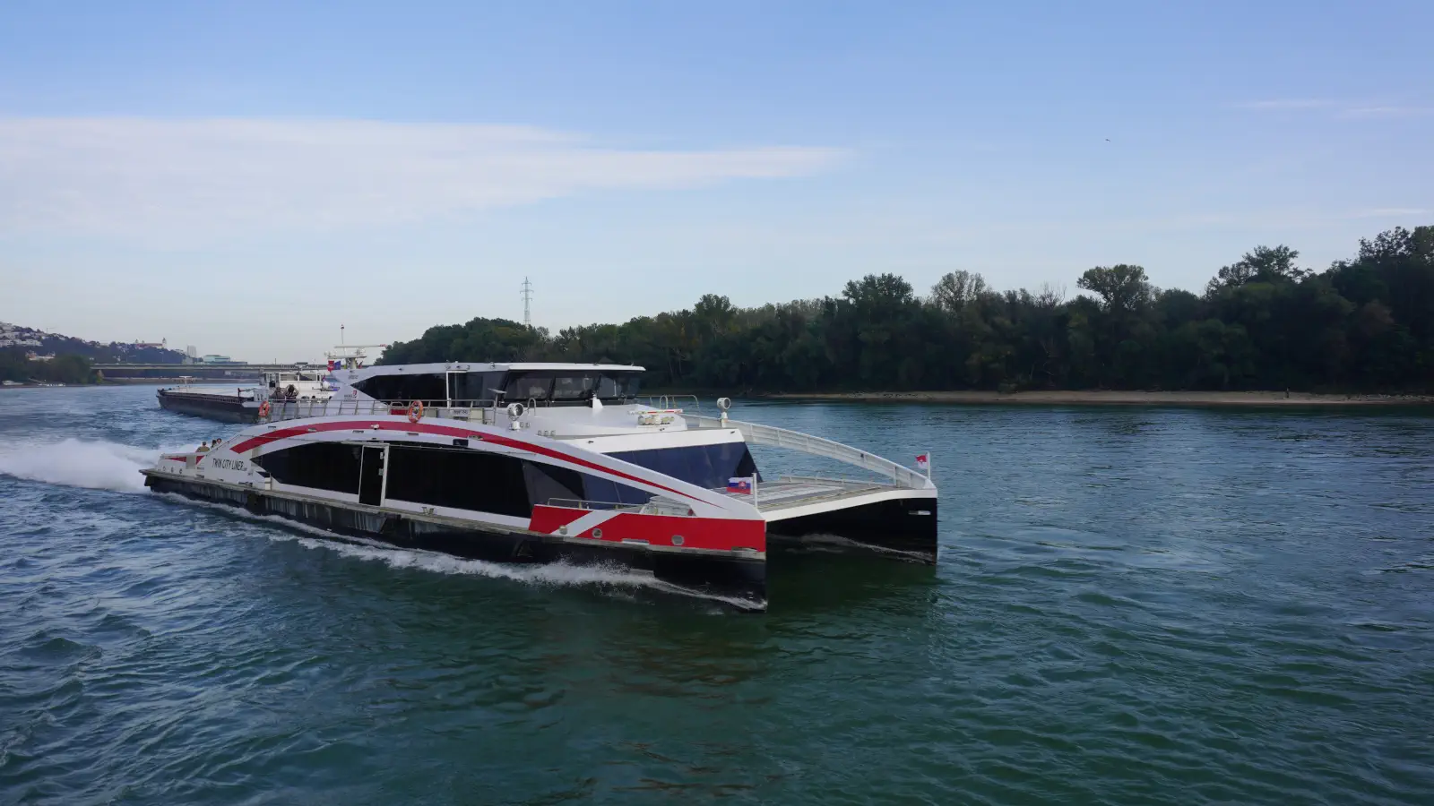 De Twin City Liner op weg van Bratislava naar Wenen.