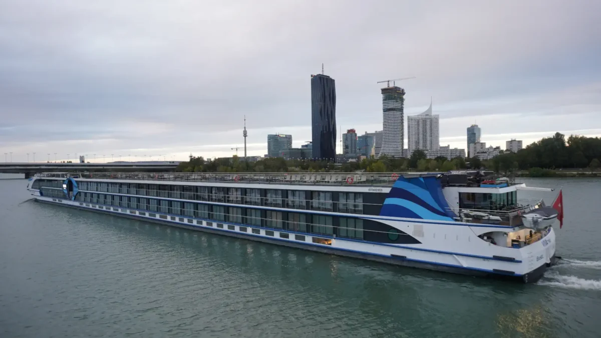 Riviercruiseschip in Wenen met uitzicht naar het Donau-eiland.