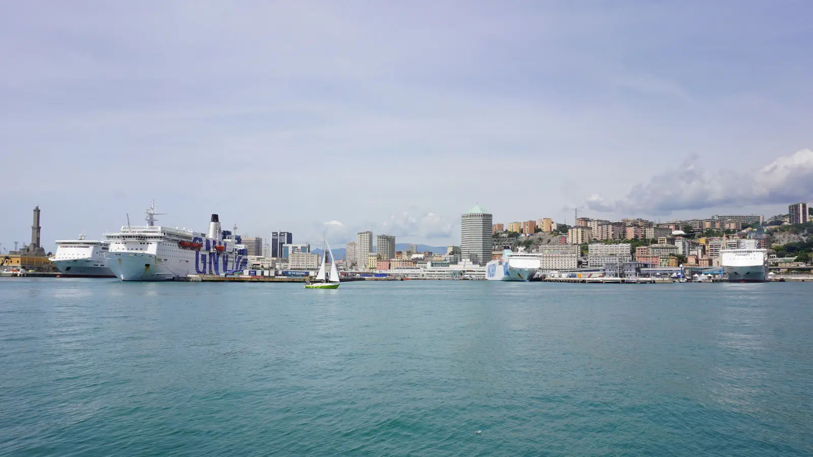 Veerboten van GNV en Moby Lines in de haven van Genua.