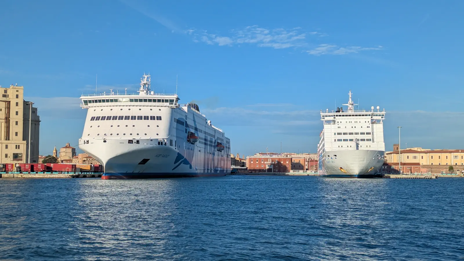 De Veerboten Moby Fantasy en Moby Orli van Moby Lines in de veerhaven van Livorno.