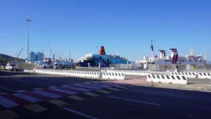 Piombino Uitzicht naar de aanlegsteigers van de veerboten in de haven van Piombino. Veerboten naar Elba, Corsica, Pianosa en Sardinië vertrekken vanaf hier.