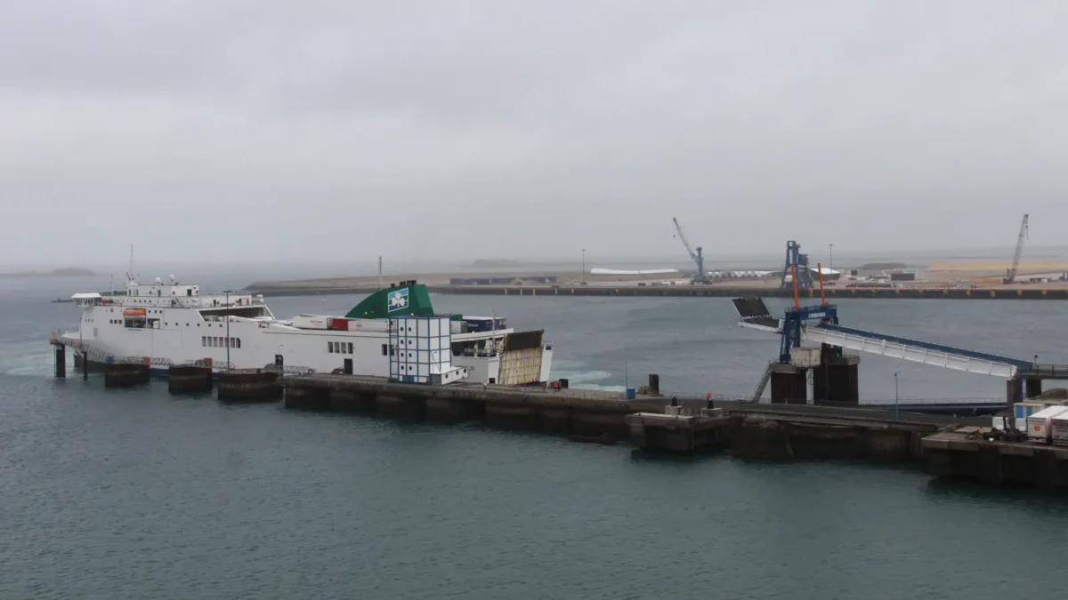 Veerboot Irish Ferries Een van meert aan in de haven van Cherbourg.