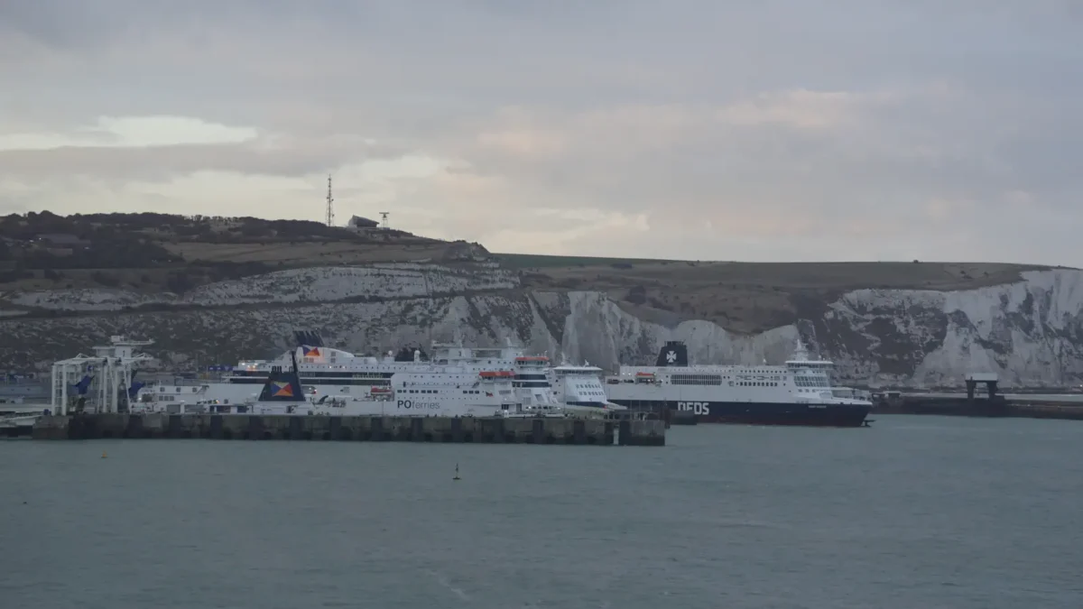 Veerboten van DFDS en P&O Ferries in de veerhaven van Dover.