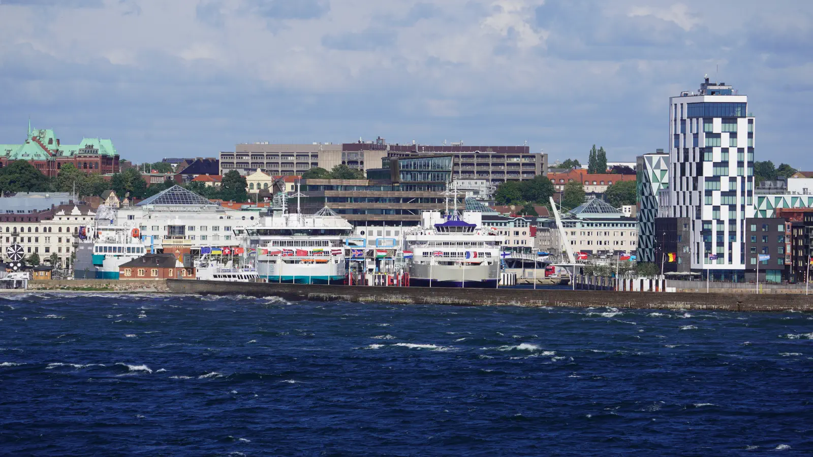 Veerboothaven van Helsingborg met de veerboten Aurora en Tycho Brahe.