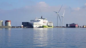 Smyril Line Fjord Line De veerboten Norröna uit en de Fjord FSTR uit in de haven van Hirtshals.