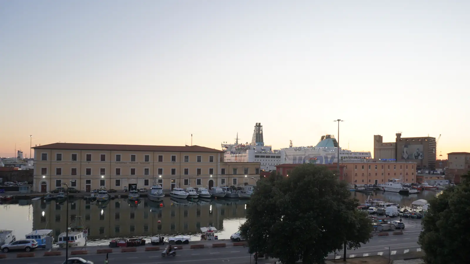 Uitzicht naar de veerhaven in Livorno vanuit de oude stad.