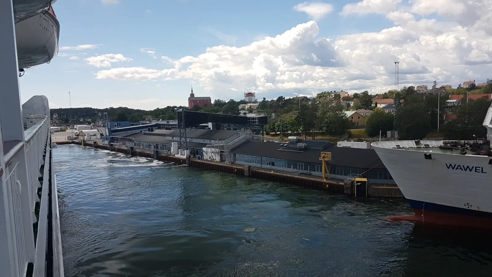 Uitzicht naar de veerhaven van Nynashamn vanaf het water.