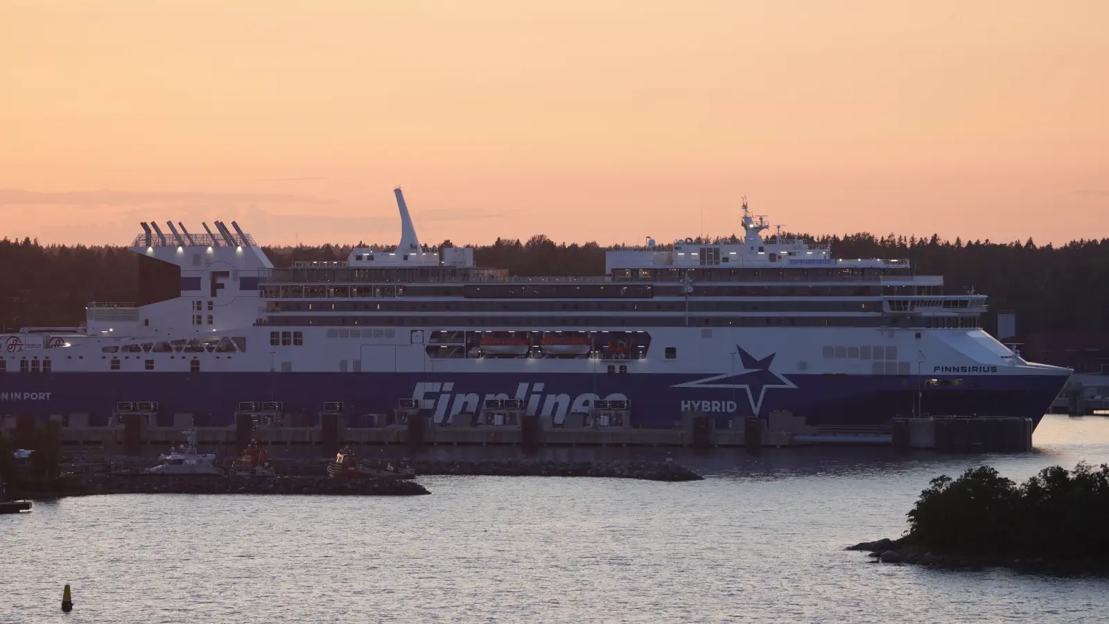Finnlines Veerboot De Finnsirius in de haven van Kapellskär kort voor vertrek naar Naantali.