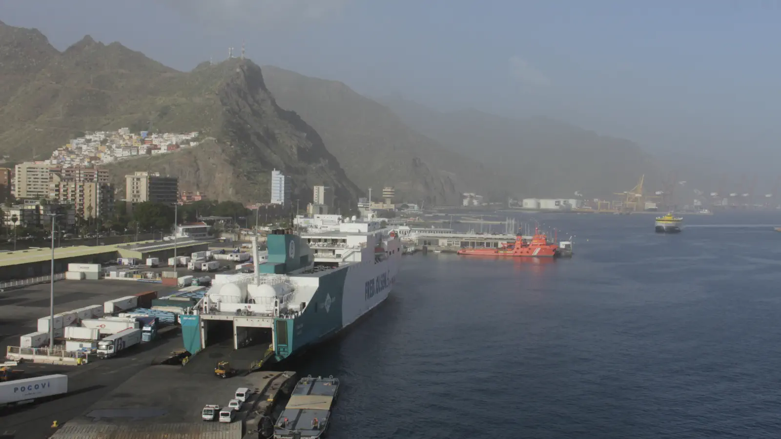 Veerboot Balearia De Marie Curie, van naar Fred. Olsen wordt uitgecharterd in de haven van Santa Cruz de Tenerife.