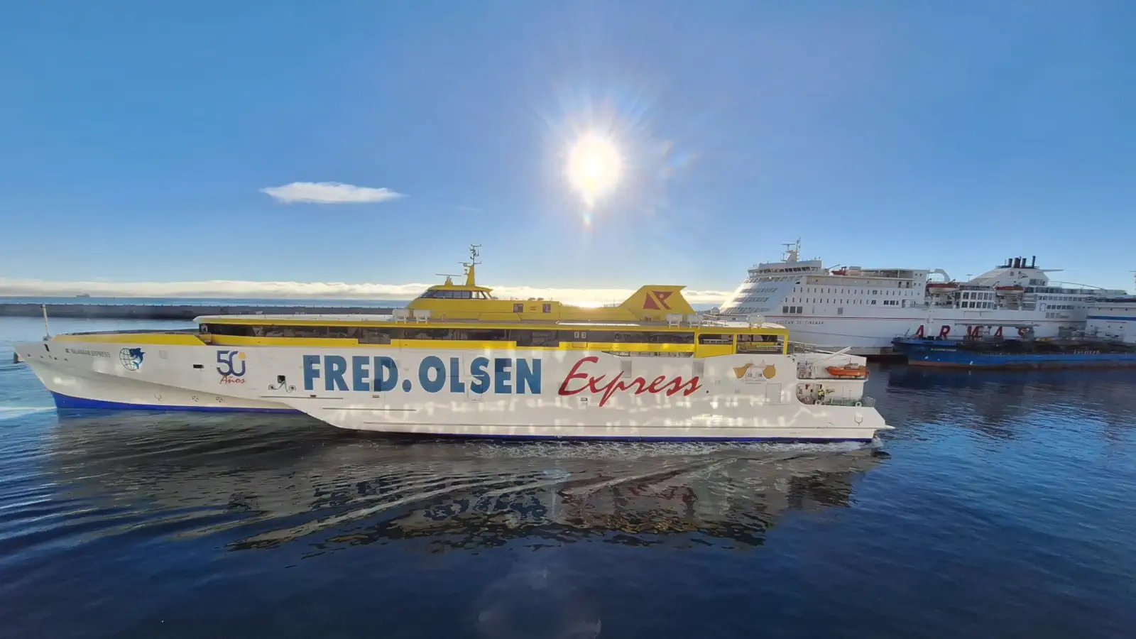 Fred. Olsen Express Fähre Bajamar Express im Hafen von Santa Cruz de Teneriffa. Im Hintergrund die Fähre Vulcan de Tinamar von Naviera Armas.