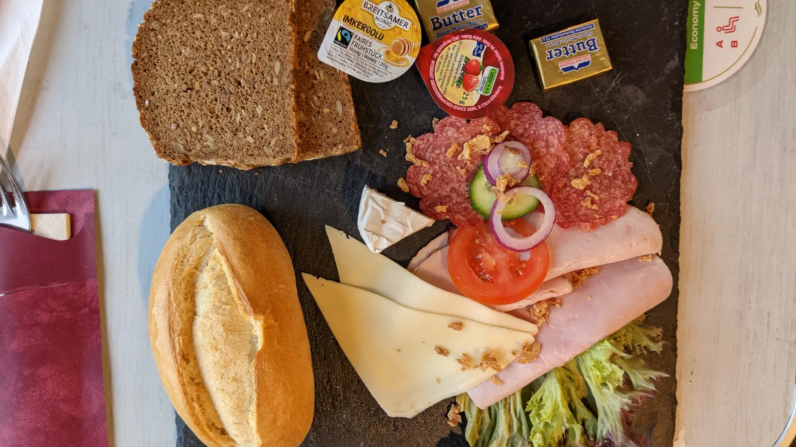 Het ontbijtmenu is slechts een van de vele heerlijke gerechten en menu's aan boord van de Skane Jet.