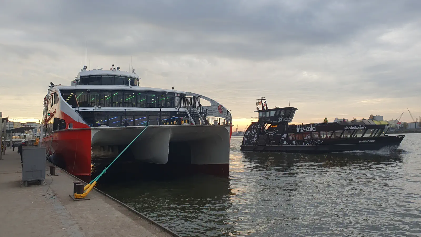 De Halunder Jet voor het vertrek naar Helgoland in de haven van Hamburg.