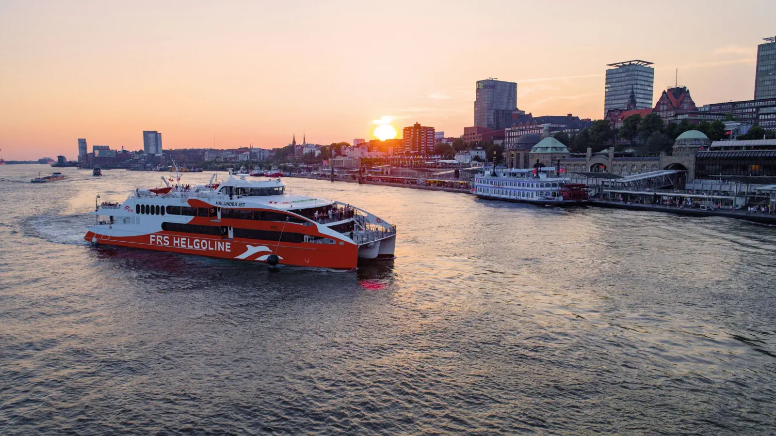 De Halunder Jet bij zonsondergang voordat hij aanmeert in de haven van Hamburg.
