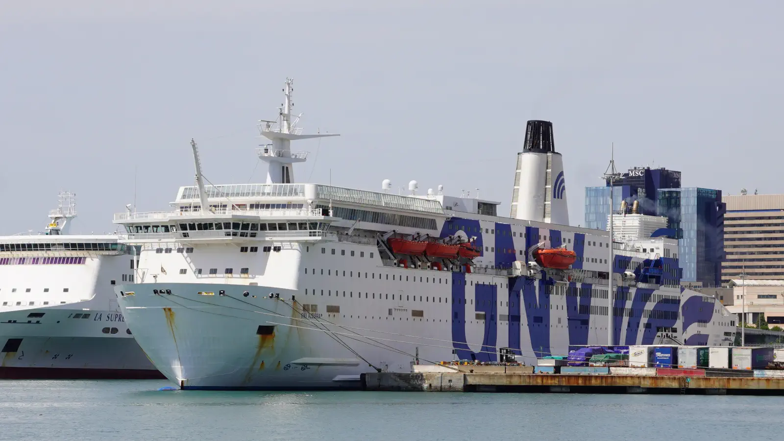 De GNV Veerboot Azzurra in de haven van Genua.
