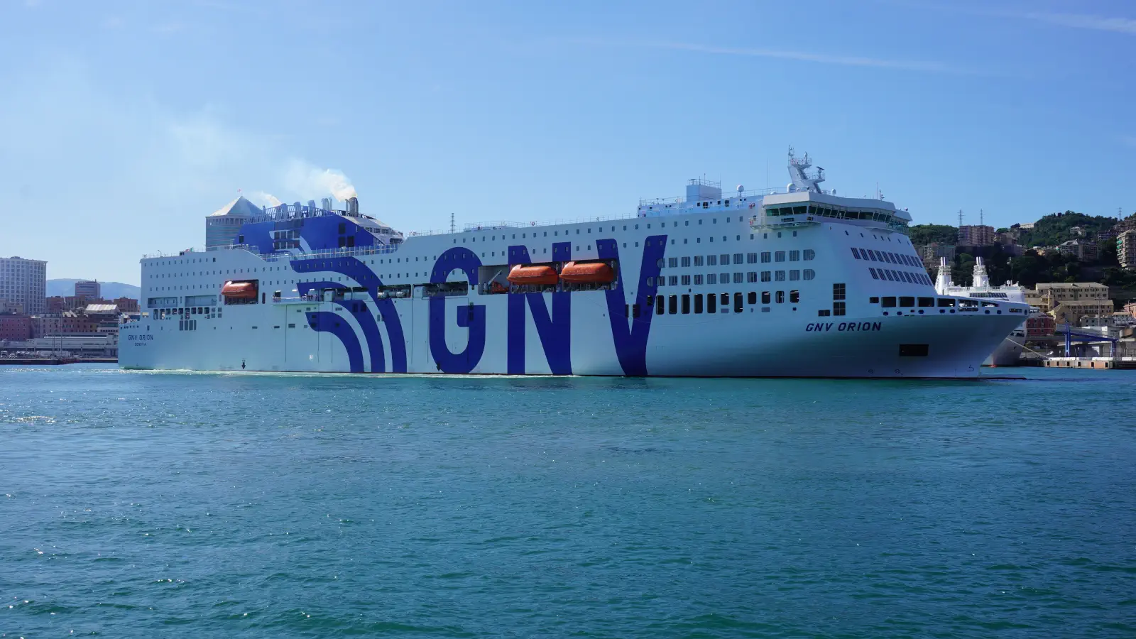 De nieuwe GNV Veerboot GNV Orion meert aan in de haven van Genua.