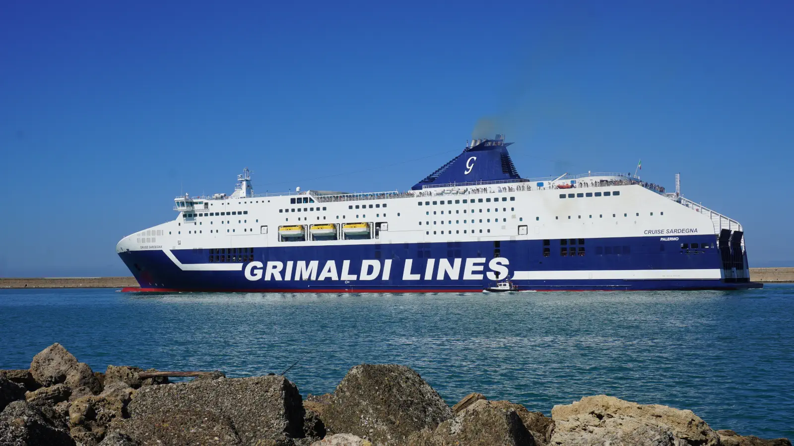 Veerboot van Grimaldi Lines op weg van het Italiaanse vasteland naar Sardinië.