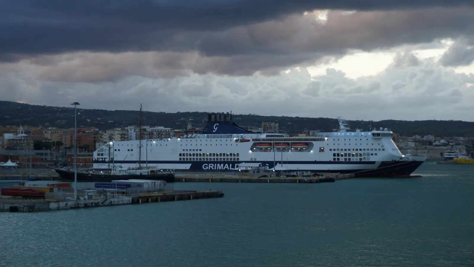 Veerboot De Grimaldi Lines Cruise Bonaria in de haven van Civitavecchia.