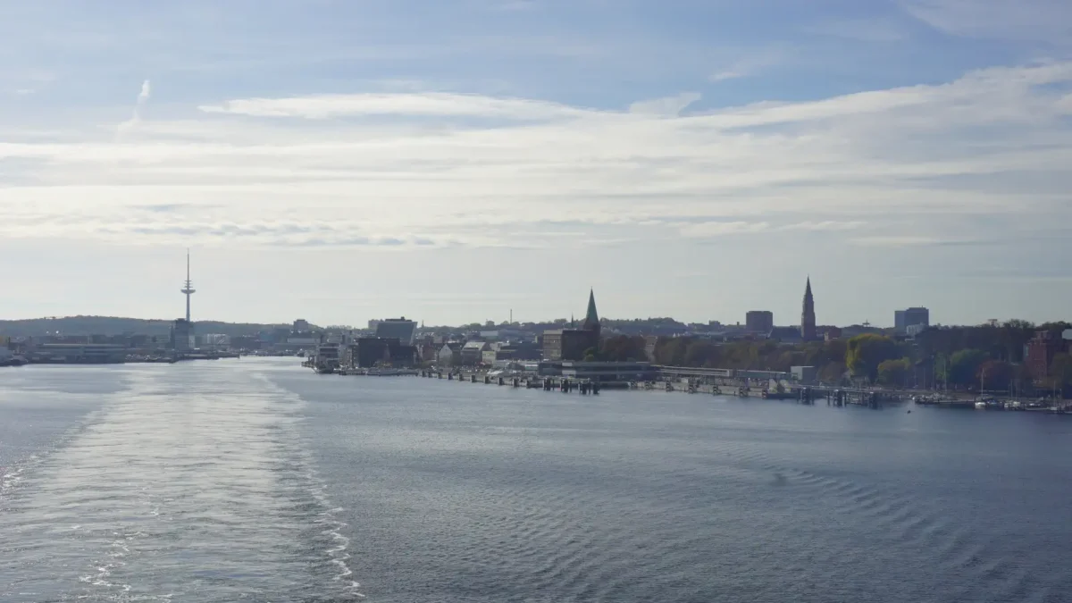KielUitzicht vanaf de Kieler Fjord naar de havenstad .