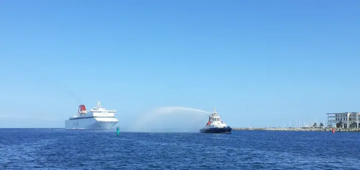 MS Drotten tijdens haar eerste bezoek aan Rostock