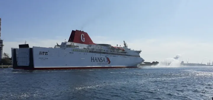 MS Drotten van Hansa Bestemmingen komt aan in de haven van Rostock