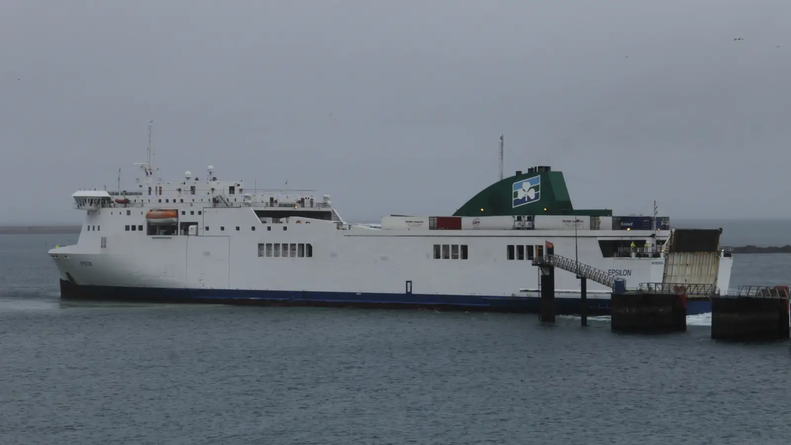 Irish Ferries Veerboot Epsilon in de haven van Cherbourg, Frankrijk.