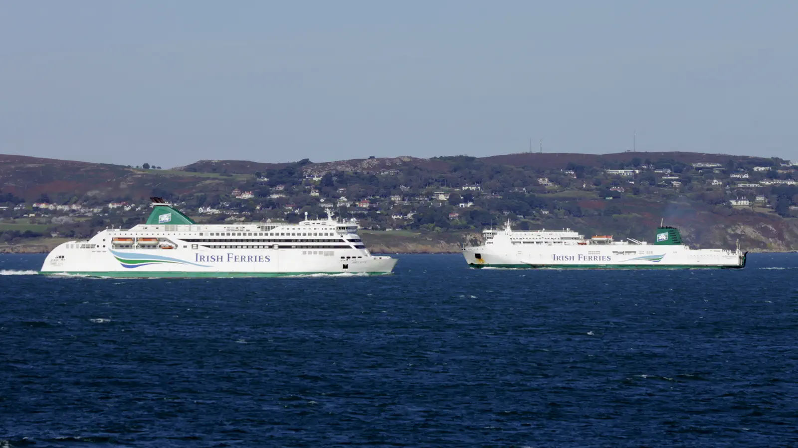 De veerboten James Joyce en Isle of Inishmore van Irish Ferries varen tussen Ierland en Engeland.