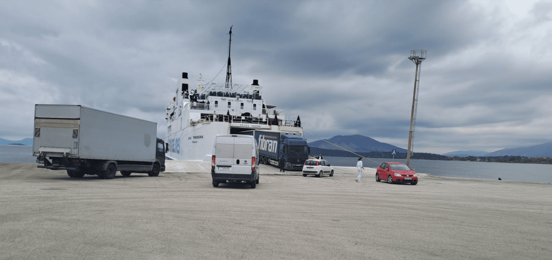 Veerboot De Agia Theodora van Kerkyra Lijnen in de haven van Igoumenitsa voor vertrek naar Corfu.