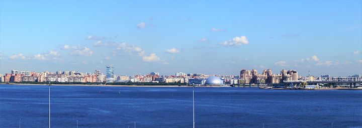 Panoramisch uitzicht op de skyline van St. Petersburg vanaf een cruiseschip