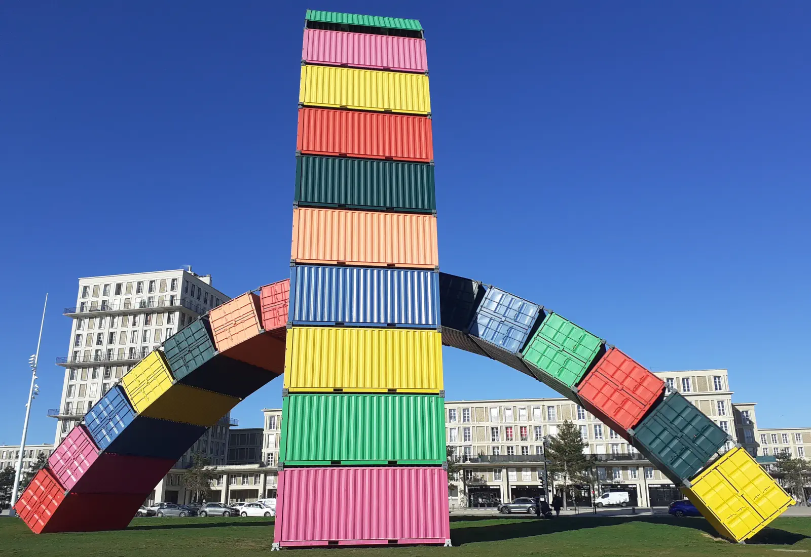 Vrachtcontainer als kunstwerk - Catena Container in Le Havre.