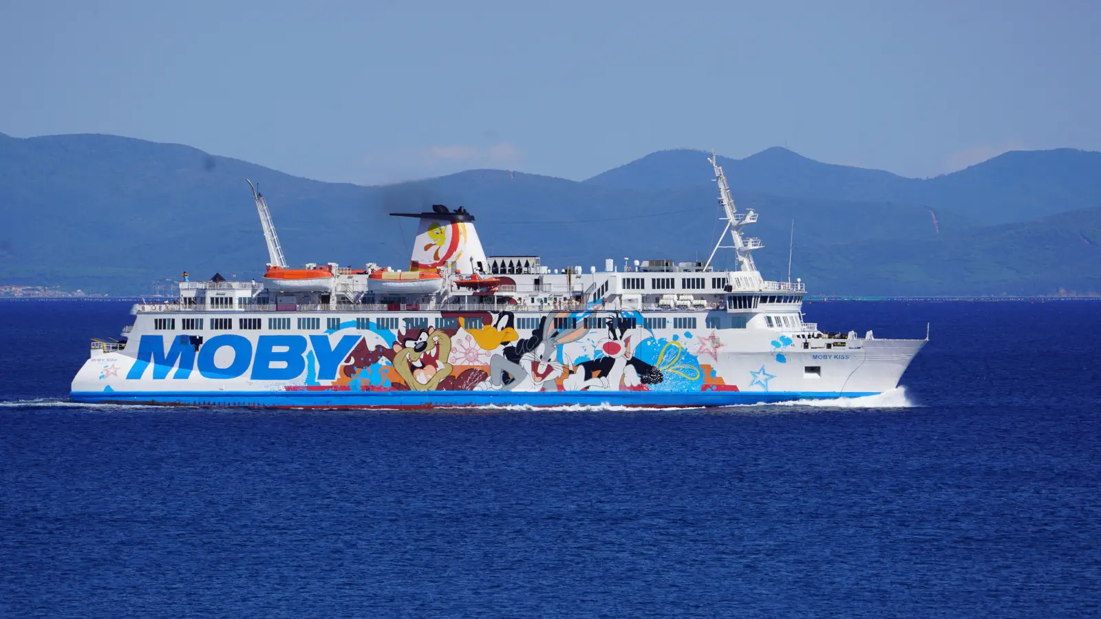 De Veerboot Moby Kiss van Moby Lines naar de haven van Piombino.