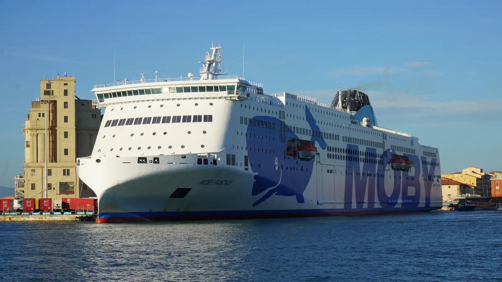 De Veerboot Moby Fantasy van Moby Lines vaart tussen Livorno en Olbia.