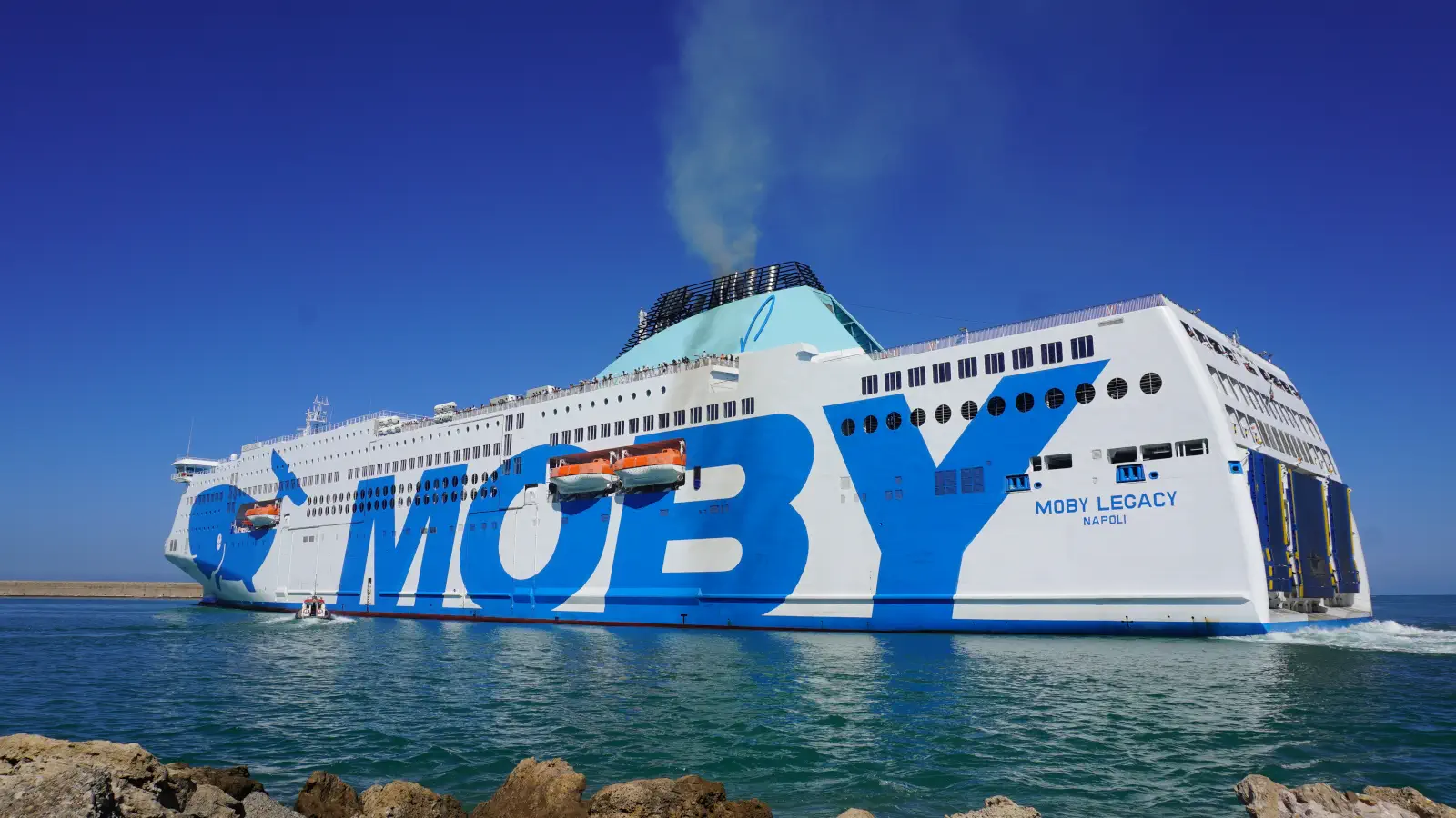 Die Moby Lines Fähre Moby Legacy beim Auslaufen aus dem Hafen von Livorno.