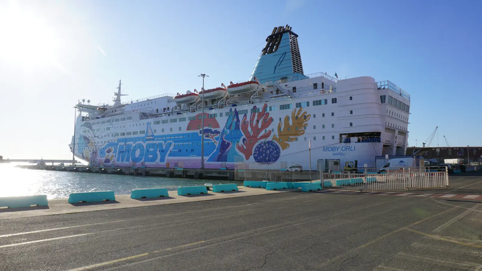 De Veerboot Moby Orli van Moby Lines wordt geladen in de haven van Livorno en vaart vervolgens naar Bastia naar Corsica.