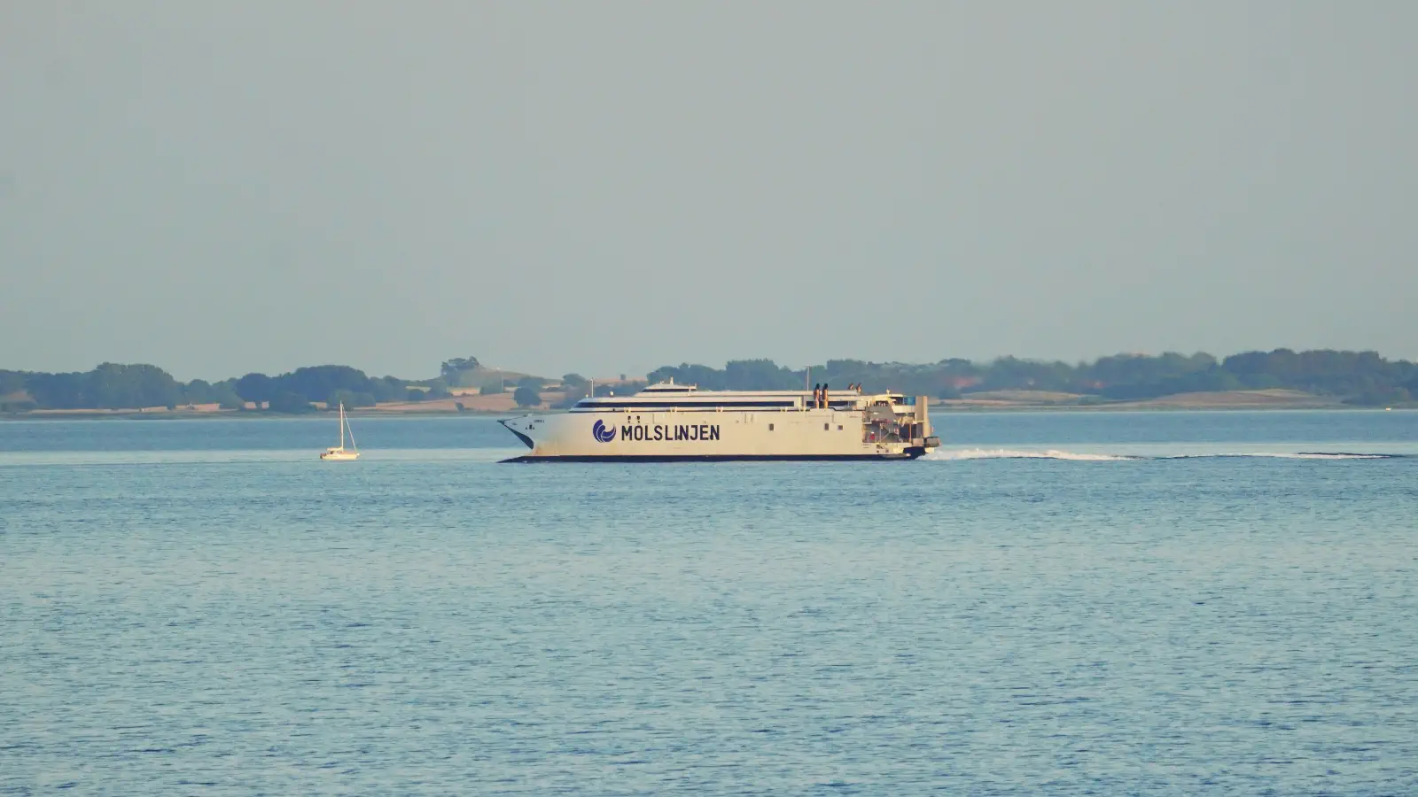 Veerboot Molslinjen Express 2 op weg van Ebeltofft naar Odden.